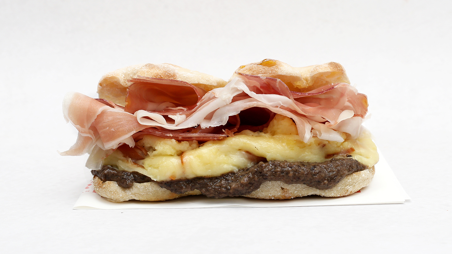 Focaccia L'Affumicata — Speck, krem grzybowo-truflowy, wędzona provola, krem ziemniaczany