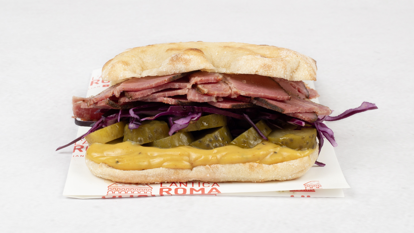 Focaccia L'Americana — Wędzony pastrami, czerwona kapusta, korniszony, miodowa musztarda