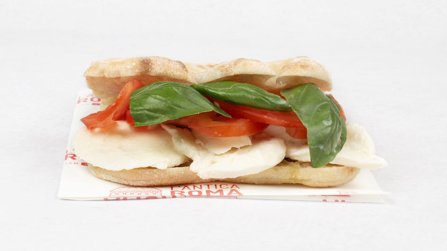 Focaccia Caprese Italiana — Mozzarella, pomidory, bazylia, sól Maldon, oliwa EVO