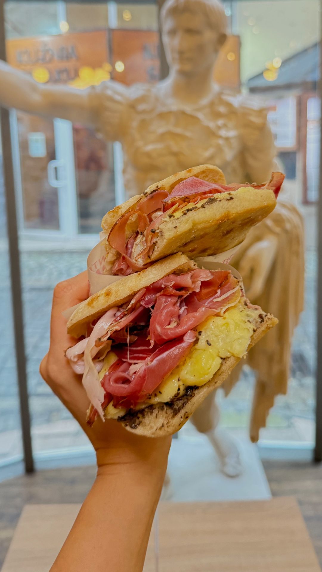 L'Antica Roma — focaccia z rzymską statuą