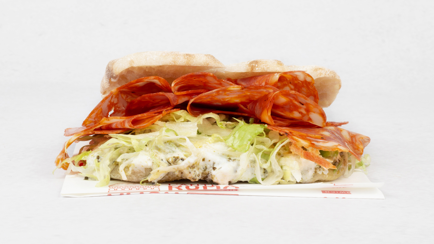 Focaccia Diavola — Pikantne salami, krem z burraty, sałata, pesto bazyliowe