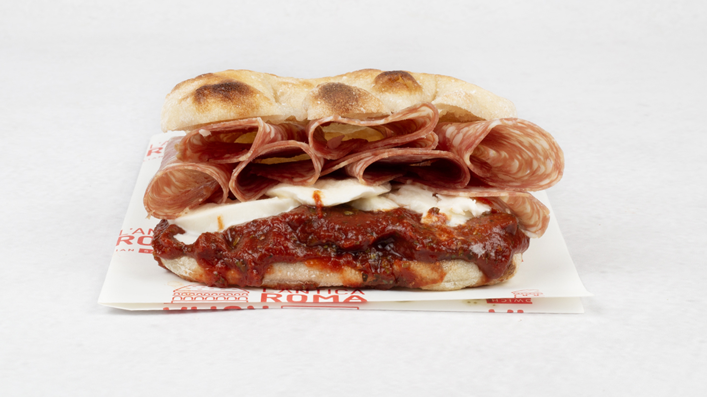 Focaccia Pepperoni Margherita — Salami Milano, mozzarella, ciepły sos pomidorowy